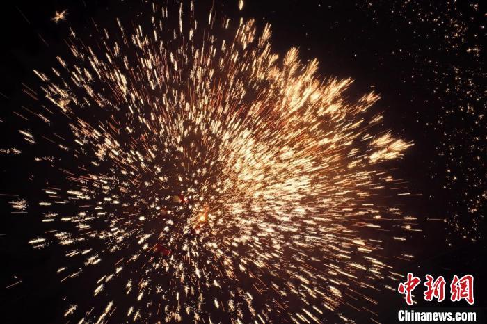 據(jù)悉，“花”與“發(fā)”諧音，取“打花打花，越打越發(fā)”之意。“打鐵花”不僅蘊(yùn)含著人們祈福納祥的美好愿望，也展現(xiàn)了民間生鐵冶煉傳統(tǒng)技藝的工匠精神。侯奇志 攝