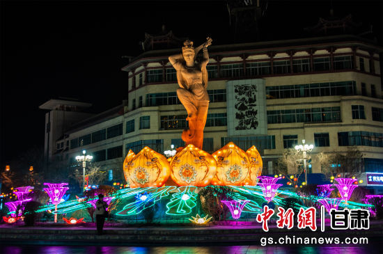 2024年春節(jié)期間，敦煌市中心盤旋路上的反彈琵琶燈組。王斌銀 攝