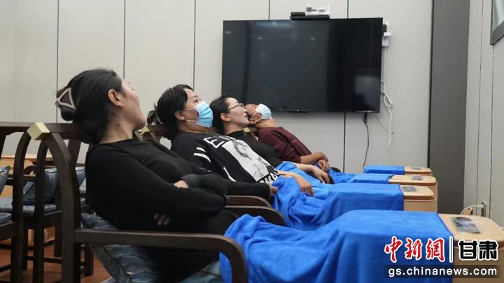 圖為當(dāng)?shù)鼐用耋w驗(yàn)藏醫(yī)院診療。卓瑪草 攝