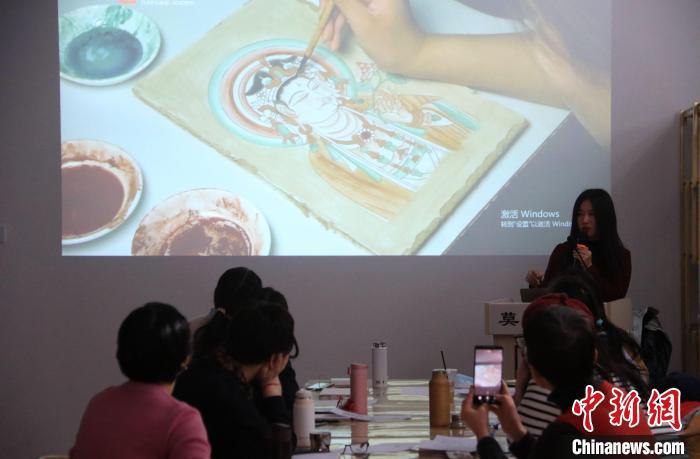 2023年2月，在敦煌研究院莫高學(xué)堂，研學(xué)導(dǎo)師給學(xué)員講授敦煌壁畫臨摹技法。　　張曉亮 攝