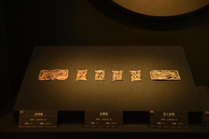 張家川縣馬家塬車輿博物館展陳的馬家塬遺址出土的金項飾、金腰飾、金人畫飾等。李亞龍 攝　　
