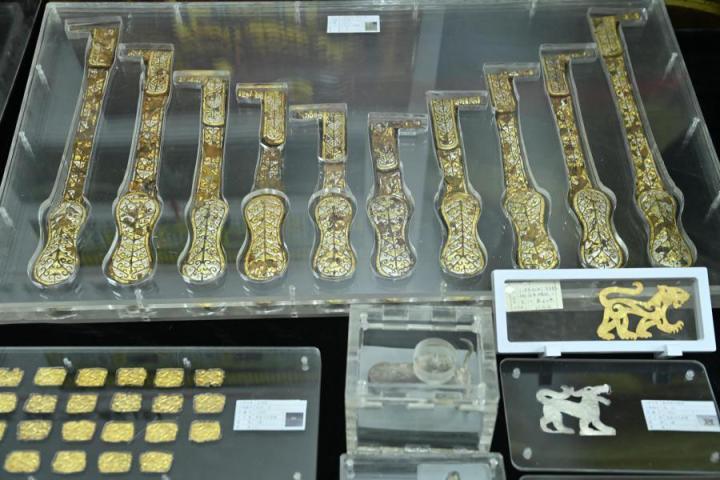 張家川馬家塬出土的金帶飾、大角羊、人形鉛俑及狼形銀車輿飾等文物。