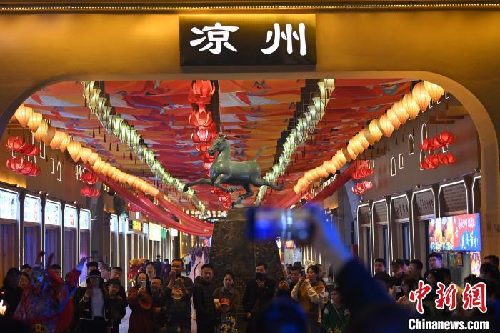 圖為游人拍攝煥然一新亮相的街區(qū)。李亞龍 攝</p>
<p>