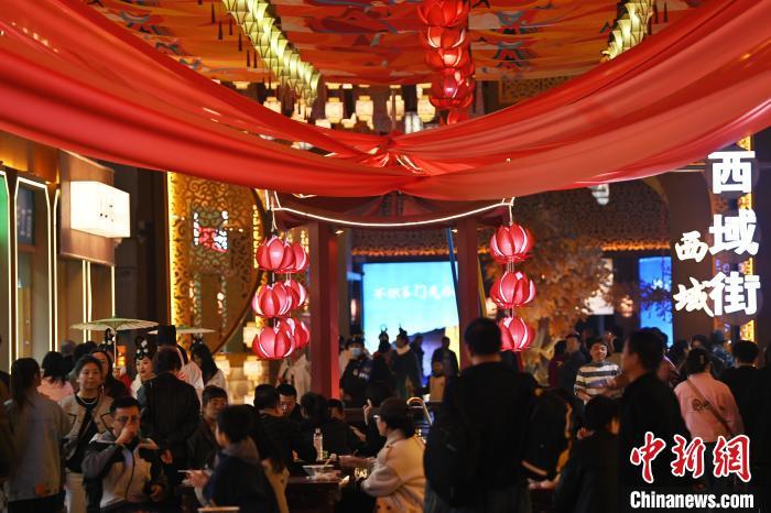 圖為街區(qū)現(xiàn)場(chǎng)游客絡(luò)繹不絕。李亞龍 攝</p>
<p>