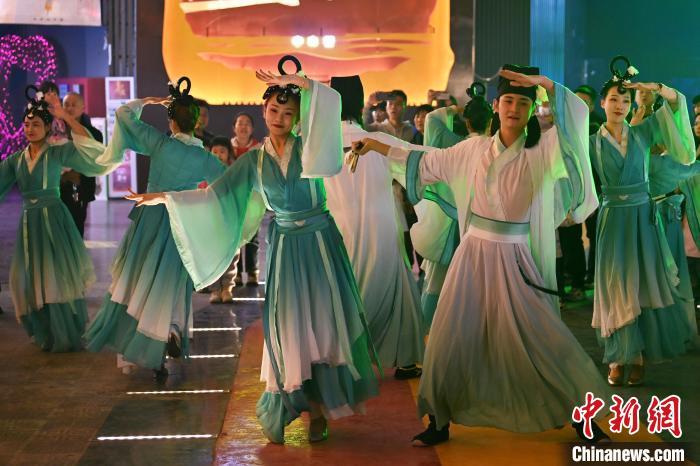圖為工作人員進(jìn)行舞蹈表演。李亞龍 攝</p>
<p>