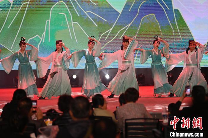 圖為工作人員進(jìn)行舞蹈表演。李亞龍 攝