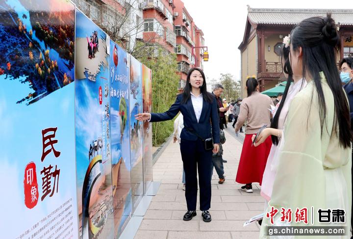 3月下旬，民勤縣在天水啟漢樓廣場(chǎng)舉行推介會(huì)，宣傳本地旅游資源和農(nóng)特優(yōu)產(chǎn)品。圖為工作人員向游客介紹民勤自然風(fēng)光、歷史文化。馬愛彬 攝