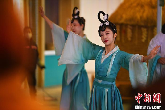 圖為工作人員進行舞蹈表演。李亞龍 攝</p><p>