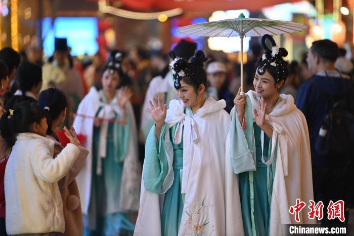 圖為街區(qū)人員著傳統(tǒng)服飾與游人互動。李亞龍 攝</p><p>