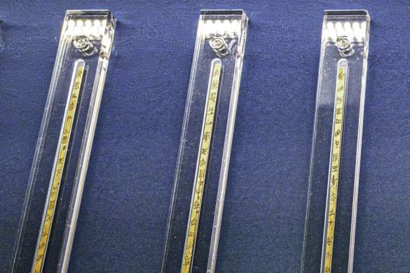 這是3月6日拍攝的在荊門(mén)市博物館展出的郭店楚簡(jiǎn)《老子甲》　新華每日電訊記者　胡競(jìng)文　攝