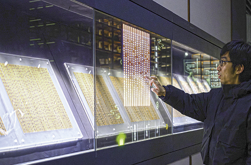 3月6日，工作人員在荊門(mén)市博物館新館內(nèi)楚簡(jiǎn)展廳展示使用互動(dòng)裝置。新華每日電訊記者　胡競(jìng)文