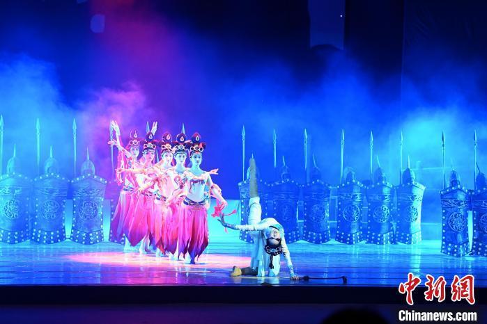2023年2月18日，蘭州歌舞劇院創(chuàng)排的大型舞劇《大夢(mèng)敦煌》?！　【琶赖┰?攝