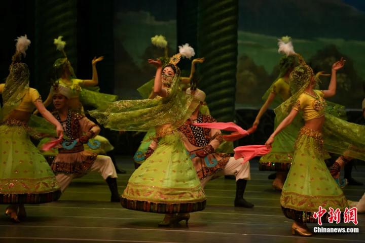 2024年2月23日晚，中國(guó)經(jīng)典舞劇《絲路花雨》在甘肅蘭州演出恭賀新春。李亞龍 攝