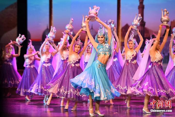 《絲路花雨》外國(guó)演員在波斯酒舞中領(lǐng)舞。楊艷敏 攝
