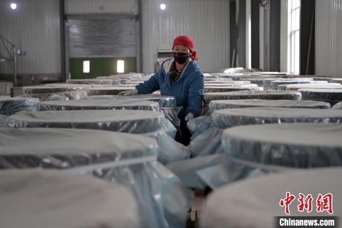 5月10日，工作人員檢查裝有酒糟的壇子。九美旦增　攝