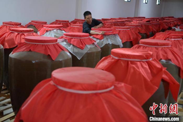 圖為5月10日，工作人員在儲酒庫檢查酒缸密封性。九美旦增　攝