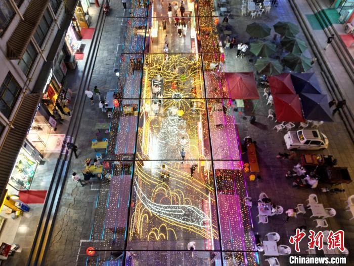 圖為明清街夜市燈光點(diǎn)亮具有武威文化元素的“天梯山石窟”彩燈。(無人機(jī)照片) 　戴文昌 攝</p><p>