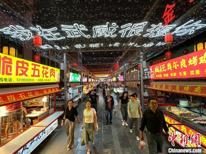 圖為明清街夜市燈光點(diǎn)亮“我在武威很想你”。　戴文昌 攝</p><p>