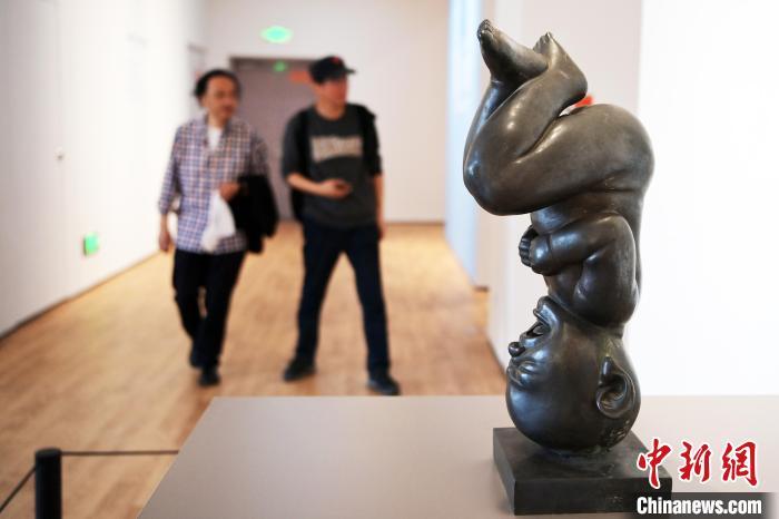 5月21日，觀眾參觀“絲路印跡”雕塑藝術作品展展出的雕塑作品。九美旦增 攝</p>
<p>
