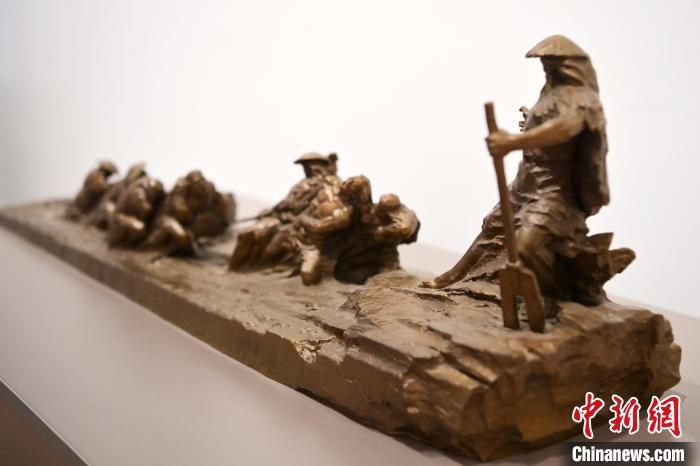 5月21日，在“絲路印跡”雕塑藝術作品展展出的作品《治水為民·禹德九州》。九美旦增 攝</p>
<p>