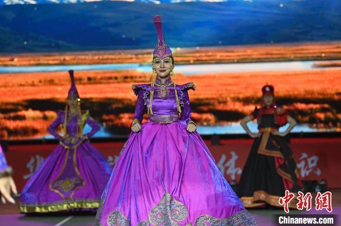圖為開幕式現(xiàn)場(chǎng)蒙古族服飾秀。李亞龍 攝</p>
<p>