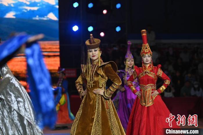 圖為開幕式現(xiàn)場(chǎng)蒙古族服飾秀。李亞龍 攝</p>
<p>