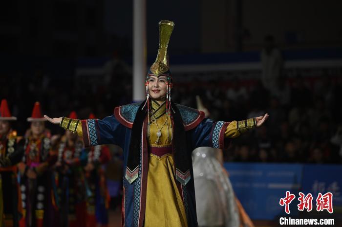 圖為開幕式現(xiàn)場(chǎng)蒙古族服飾秀。李亞龍 攝