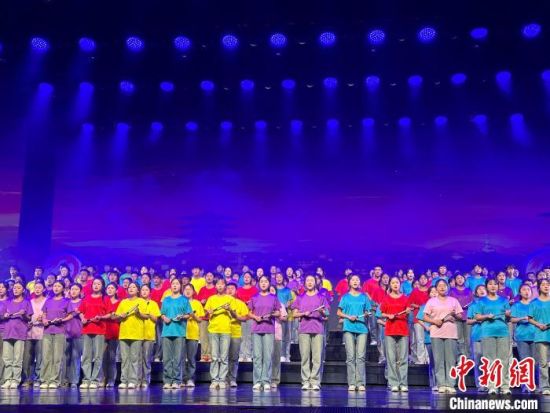 5月28日晚，“詩意甘肅·絲路長(zhǎng)風(fēng)三千里”——月出涼州·武威詩會(huì)在甘肅省武威市漢唐天馬城舉行。楊娜 攝