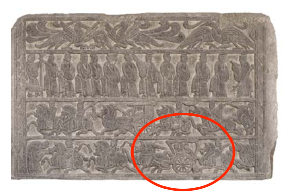 △漢代迎賓、車馬出行畫像石，現(xiàn)藏于臨沂市博物館。畫像石的第四層中有軺車出現(xiàn)。