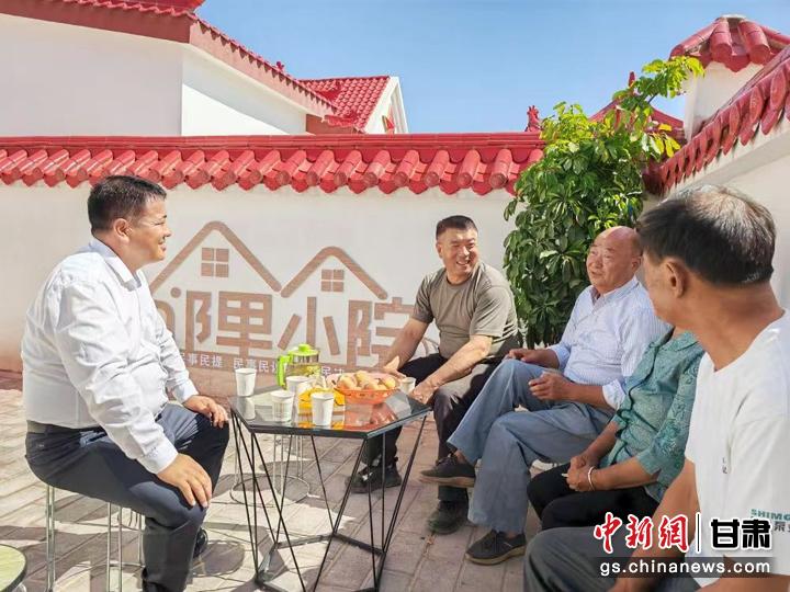圖為依托“鄰里小院”議事模式開展議事活動(dòng)，解決村民身邊的熱點(diǎn)難點(diǎn)問題。臨澤縣委宣傳部供圖