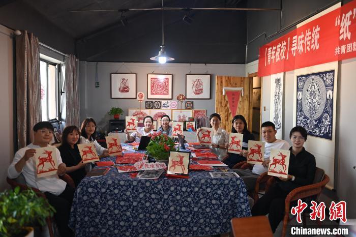 6月6日，在甘肅敦煌青年夜校課程中，青年學(xué)員展示學(xué)習(xí)敦煌非遺剪紙的成果。