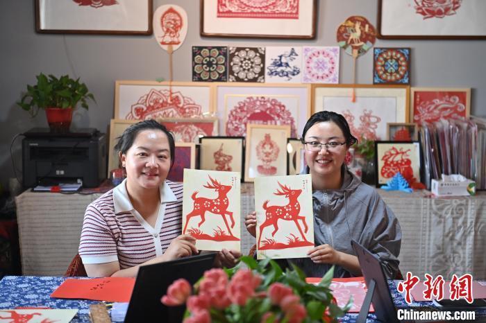 6月6日，在甘肅敦煌青年夜校課程中，青年學(xué)員展示學(xué)習(xí)敦煌非遺剪紙的成果。李亞龍 攝　　