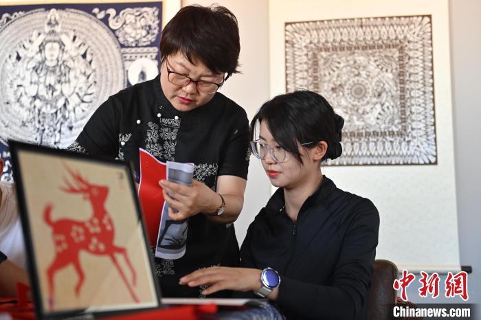 6月6日，在甘肅敦煌青年夜校課程中，青年學(xué)員學(xué)習(xí)敦煌非遺剪紙課程。李亞龍 攝
