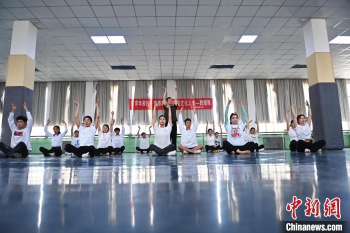 6月6日，在甘肅敦煌青年夜校課程中，青年學(xué)員學(xué)習(xí)敦煌舞課程。李亞龍 攝　　