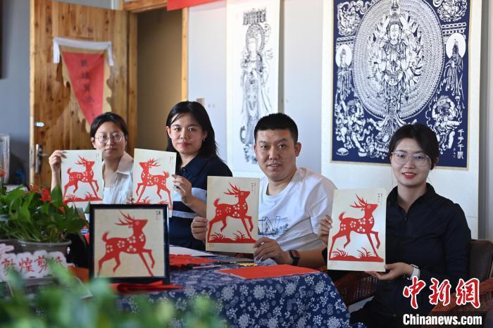 6月6日，在甘肅敦煌青年夜校課程中，青年學(xué)員展示學(xué)習(xí)敦煌非遺剪紙的成果。李亞龍 攝　　
