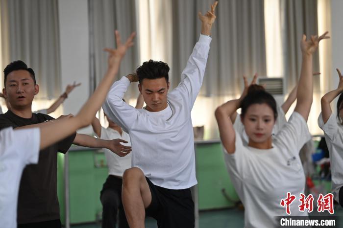 6月6日，在甘肅敦煌青年夜校課程中，青年學(xué)員學(xué)習(xí)敦煌舞課程。李亞龍 攝　　