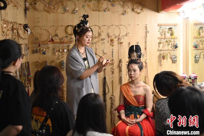 6月6日，在甘肅敦煌青年夜校課程中，青年學(xué)員學(xué)習(xí)敦煌美妝課程。李亞龍 攝