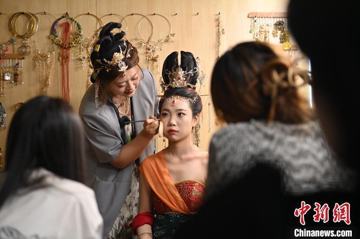 6月6日，在甘肅敦煌青年夜校課程中，青年學(xué)員學(xué)習(xí)敦煌美妝課程。李亞龍 攝　　