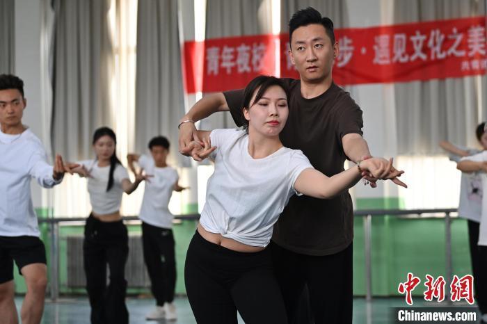 6月6日，在甘肅敦煌青年夜校課程中，學(xué)員學(xué)習(xí)敦煌舞課程。李亞龍 攝　　