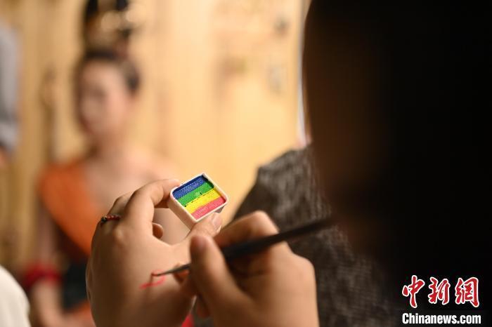 6月6日，在甘肅敦煌青年夜校課程中，青年學(xué)員學(xué)習(xí)敦煌美妝課程。李亞龍 攝　　