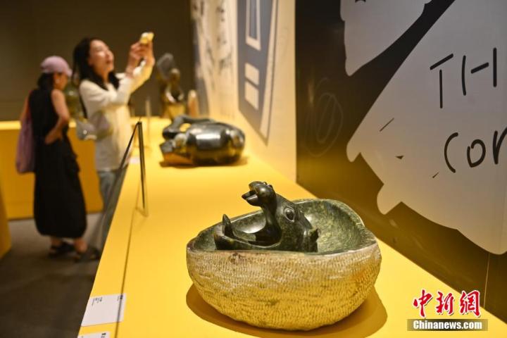 圖為該藝術(shù)展展陳的蛇紋石作品《河馬池》。中新社記者 李亞龍 攝