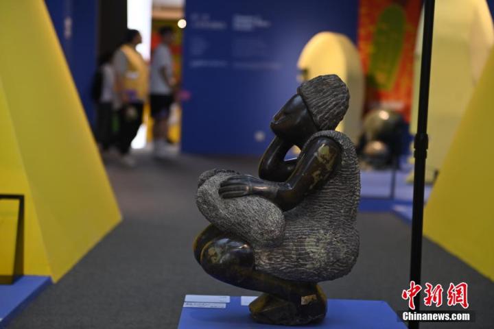 圖為游客參觀藝術(shù)展。中新社記者 李亞龍 攝</p>
<p>