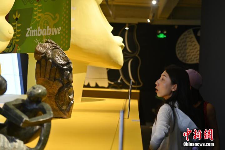 圖為游客參觀藝術(shù)展。中新社記者 李亞龍 攝