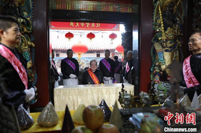 6月21日，“2024(甲辰年)兩岸共祭人文始祖伏羲典禮”在臺灣新北舉行。擔(dān)任主祭官的先嗇宮董事長、中國國民黨前秘書長李乾龍(中)出席典禮并擔(dān)任主祭官。中新社記者 張曉曦 攝