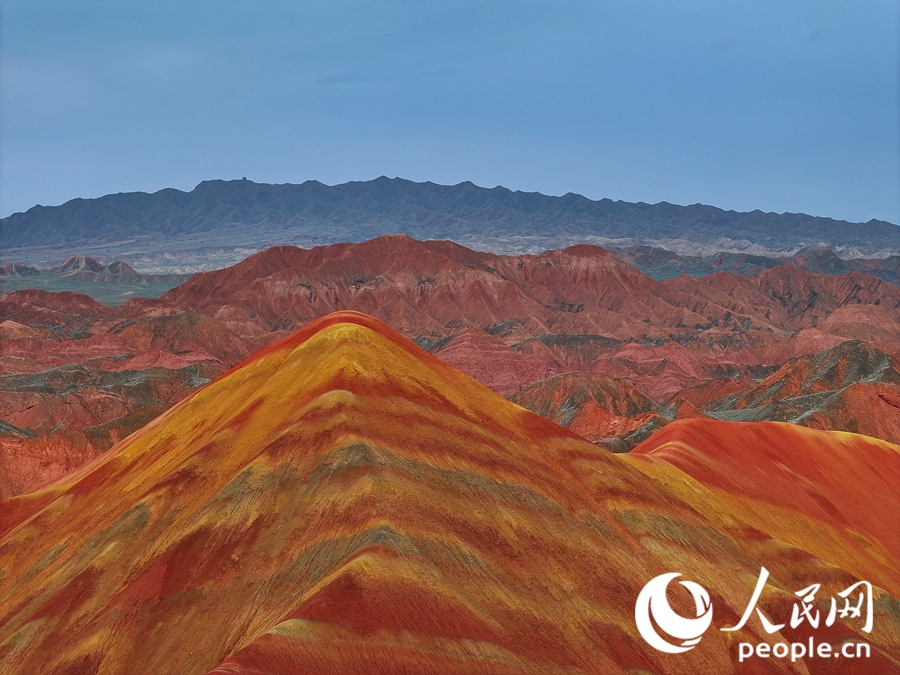 雨后的七彩丹霞，顏色格外艷麗。人民網(wǎng)記者 李根攝