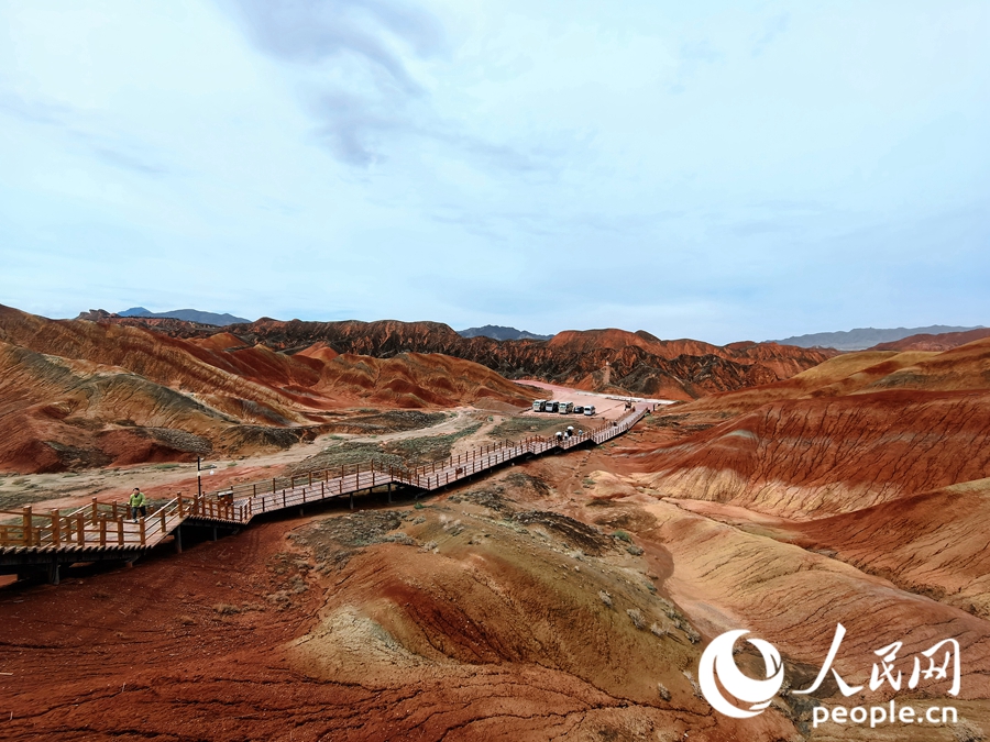  雨后的七彩丹霞，顏色格外艷麗。人民網(wǎng) 黃津曉虎攝