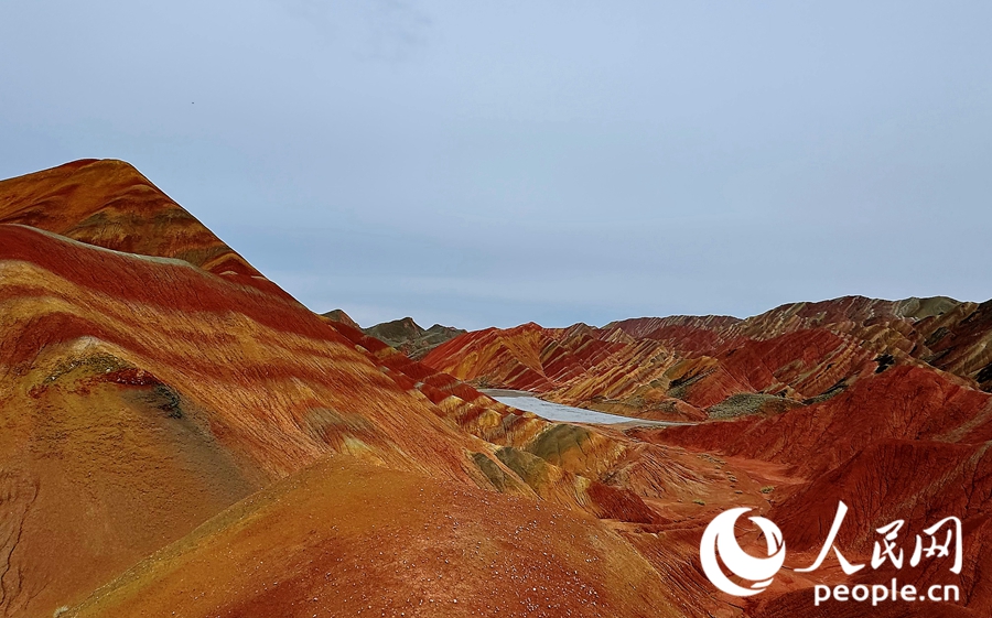 雨后的七彩丹霞，顏色格外艷麗。人民網(wǎng)記者 徐冬兒攝