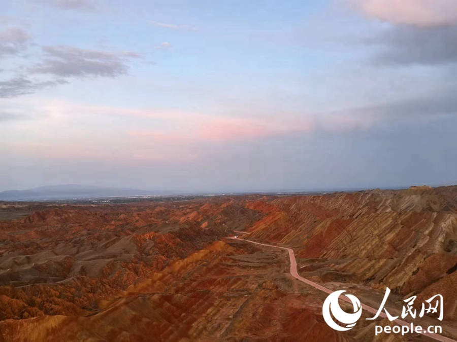 日落時(shí)分，余暉與丹霞交相輝映。人民網(wǎng)記者 唐嘉藝攝