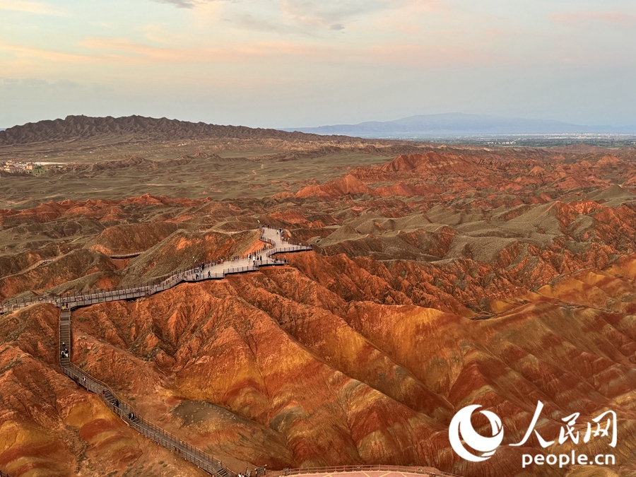 日落時(shí)分，余暉與丹霞交相輝映。人民網(wǎng)記者 徐冬兒攝