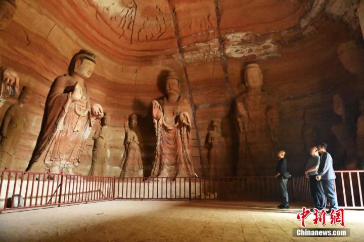 7月15日，游人參觀甘肅省平?jīng)鍪袥艽h百里石窟長廊中的南石窟寺1號窟。百里石窟長廊位于涇川縣境內(nèi)，由512個石窟、5眼窟中石井組成，現(xiàn)存王母宮石窟、鳳凰山石窟、南石窟寺、丈八寺石窟、羅漢洞石窟、太山寺石窟等規(guī)模較大的石窟群，還有數(shù)量眾多的小石窟群。南石窟寺開鑿于北魏永平三年，其中1號窟屬于大型七佛窟，七佛高達6米。中新社記者 李亞龍 攝